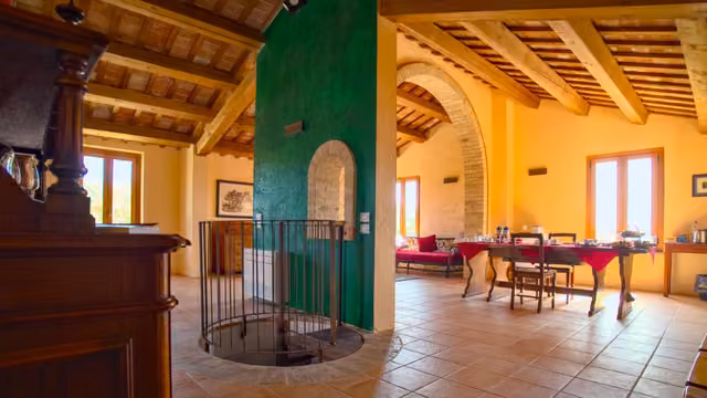 Area soggiorno di Cantina D'Erasmo a Offida, con divani e zona relax