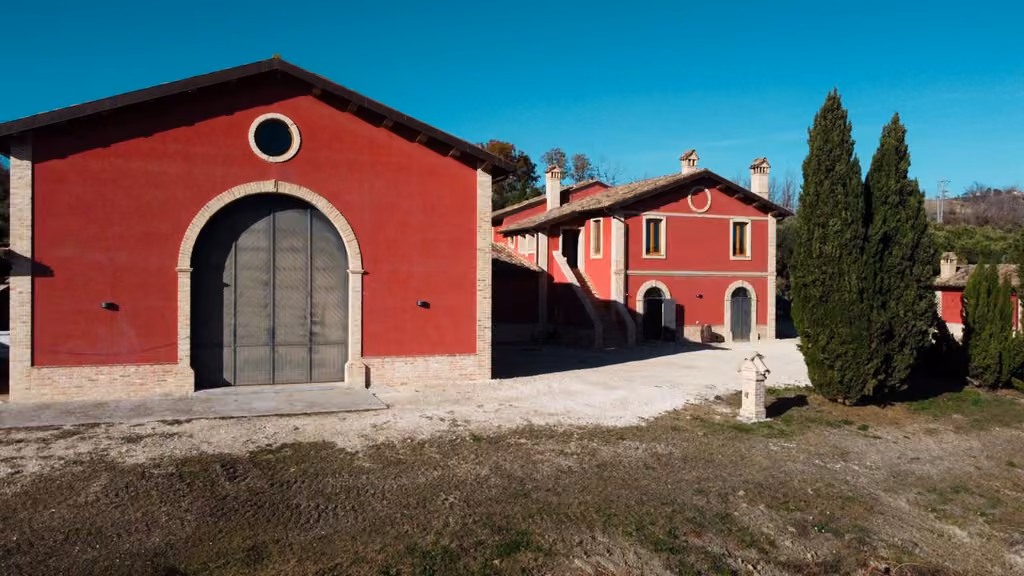 Esterno della struttura di Cantina D'Erasmo a Offida