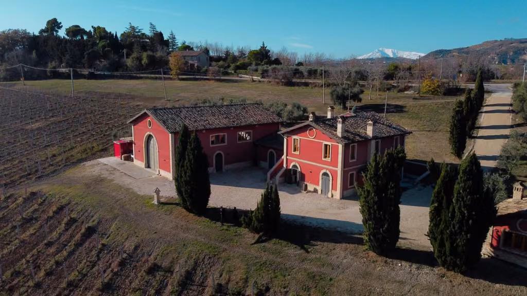 Vista aerea della casa di campagna di Cantina D'Erasmo a Offida